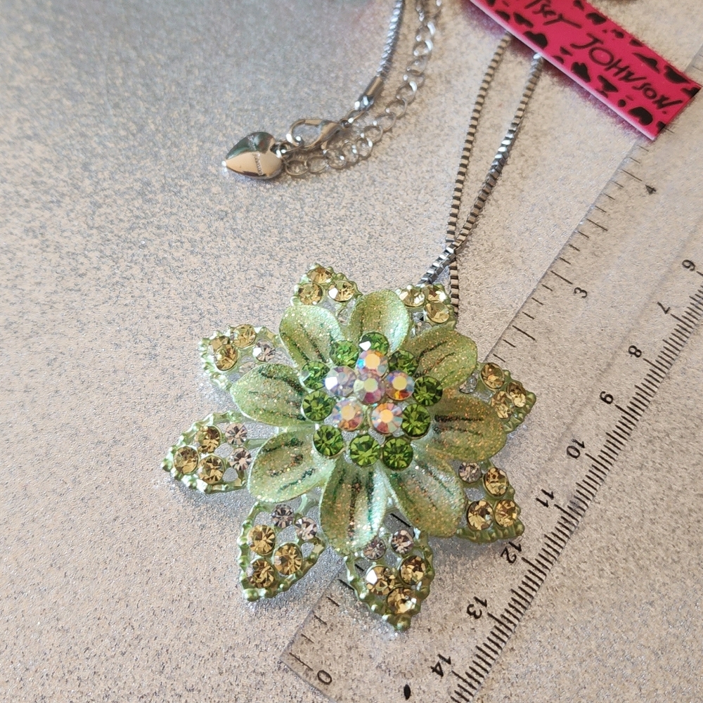 New Betsey Johnson Necklace flower BEAUTIFUL